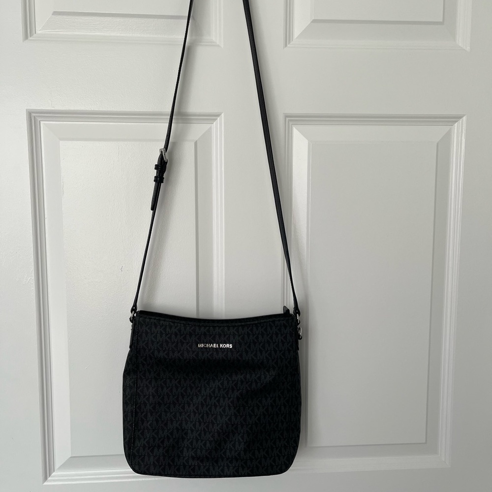 Micheal kors cross body